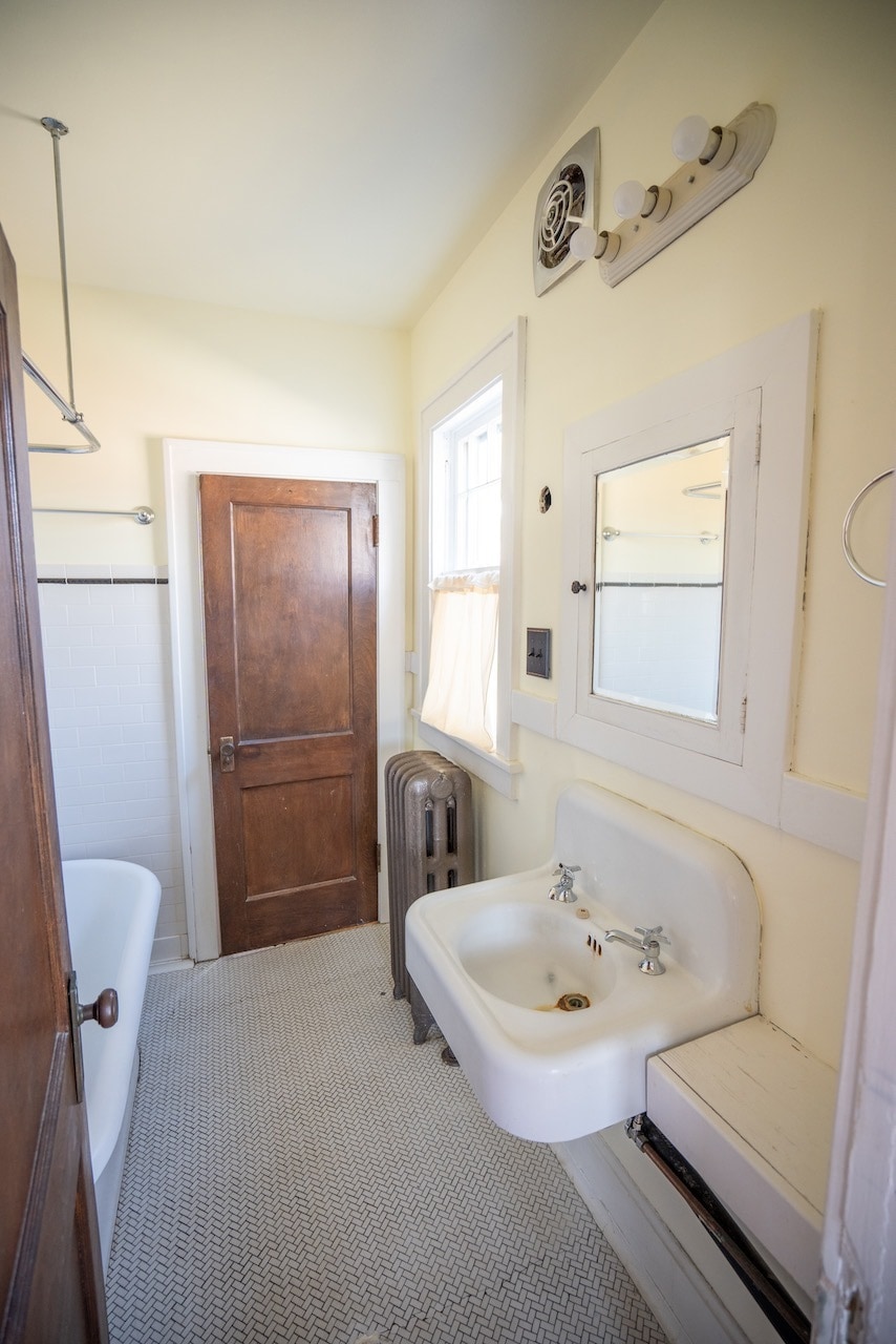 Building Photo - 707 W 44th St