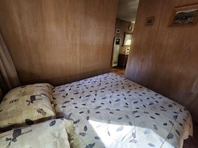 Building Photo - SKI LEASE: Close to Bus Line, Full Kitchen, 2 Living Areas