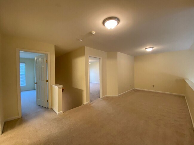 Building Photo - Updated 3 Bed, 2.5 Bath Townhome Available in Mauldin!