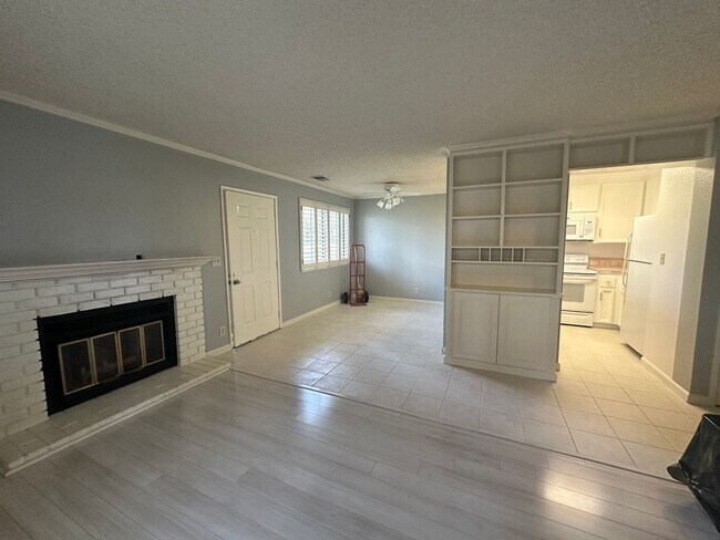 Building Photo - One Bedroom in a Great Community, Excellent Location, with a Pool!