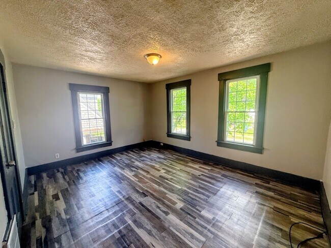 Building Photo - 560 Schiller Ave