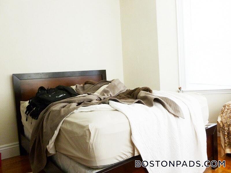 Building Photo - 126 Warren St