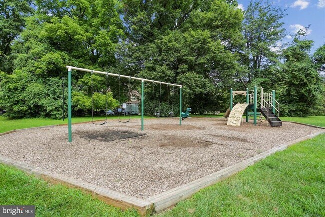 Building Photo - 11323 Commonwealth Dr