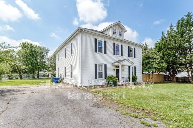 Building Photo - 8753 Signal Hill Rd