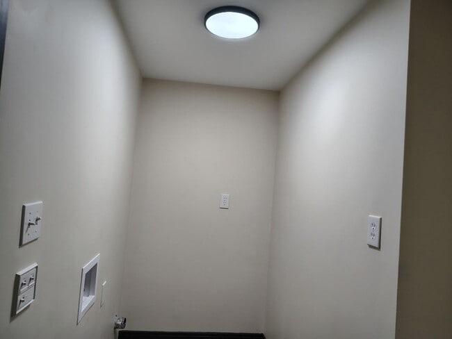 Building Photo - 3 Bed, 1.5 Bath home– Move-In Ready!