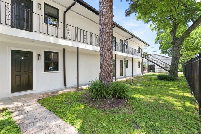 Building Photo - Brand new 1BD/1BA units in Gated Complex, ...