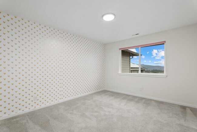 Building Photo - Spacious 4 bed 2.5 bath home w/ oversize 2 car garage & upgrades throughout!