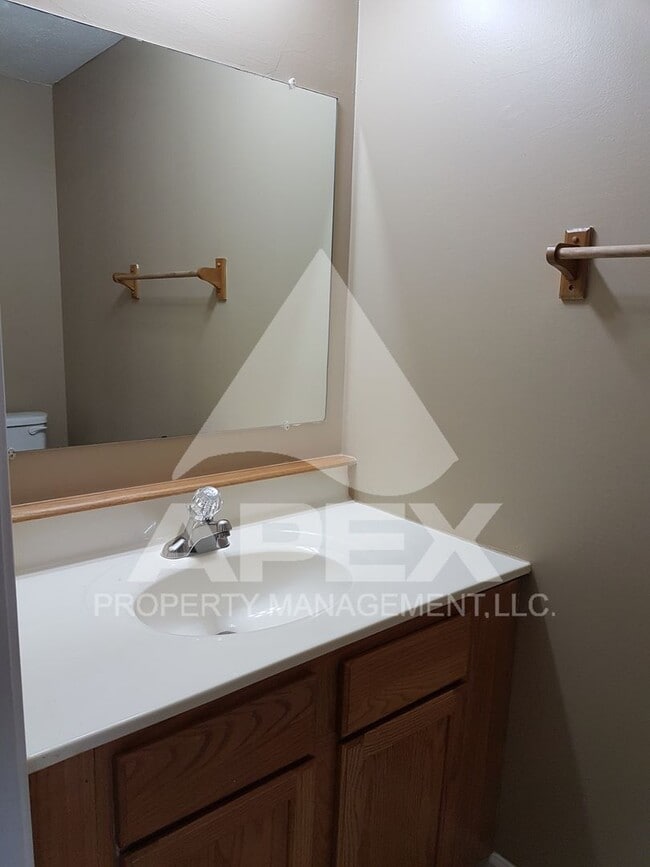 Building Photo - MOVE-IN SPECIAL, $1 RENT!! - Nice 2 Bd | 1.5 Ba Townhouse in West Knox Condo Community!