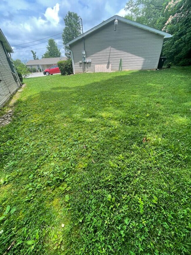 Building Photo - 2 Bedroom 2 Bath Duplex Call Ed Johnson 86...