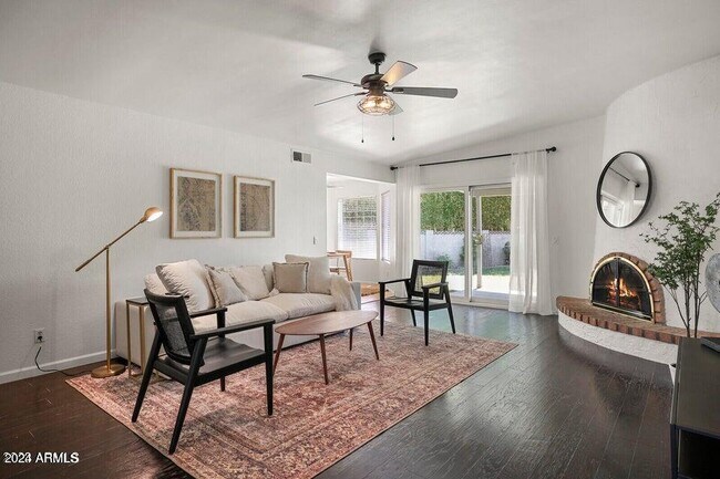 Building Photo - 3915 E Larkspur Dr