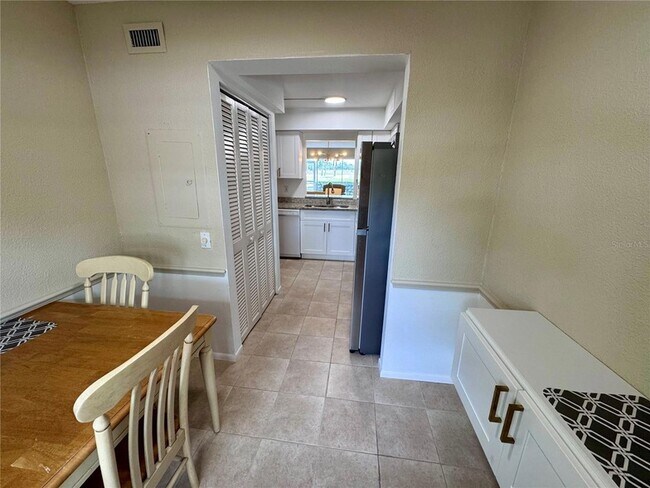 Building Photo - 6999 W Country Club Dr N