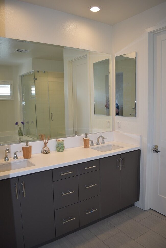 Building Photo - 3 Story 4 Bedroom 3.5 Bath Home in Del Sur...