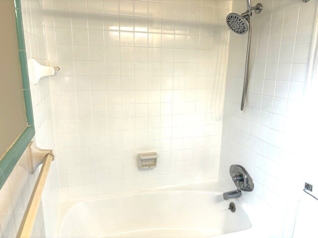 Shower/Tub - 1109 Mount Allen Rd