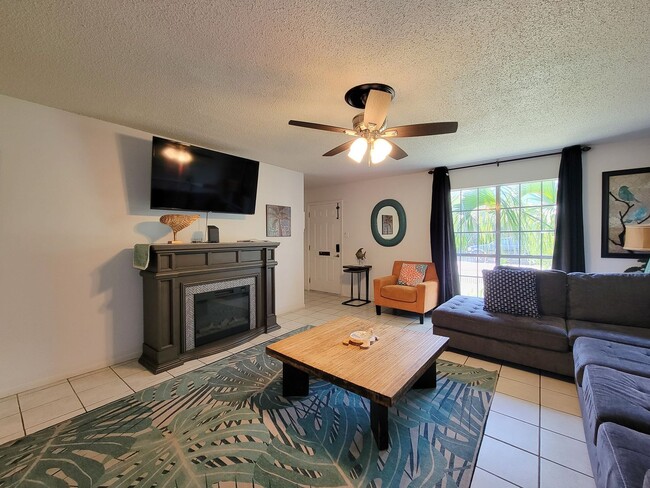 Building Photo - Two bedrooms two 1/2 bath townhome on Galv...
