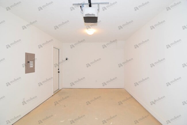 Building Photo - Like new 3 bed/3 bath single-family home f...