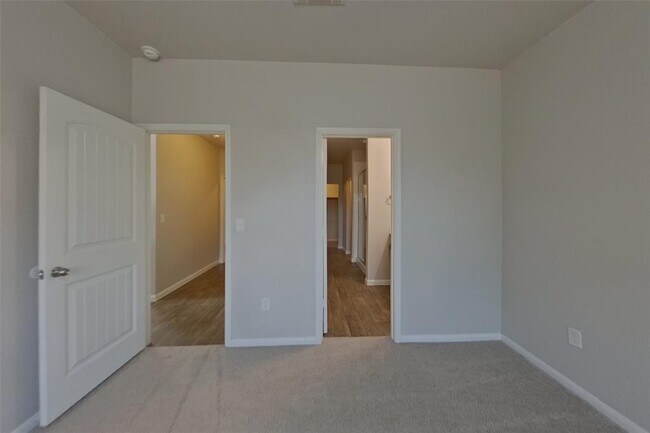 Building Photo - 15012 Custis Ln
