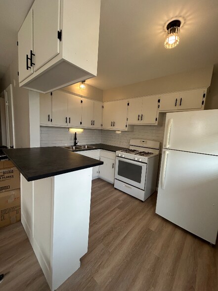 Building Photo - 1590 N La Fox St