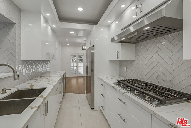 Building Photo - 342 N Palm Dr