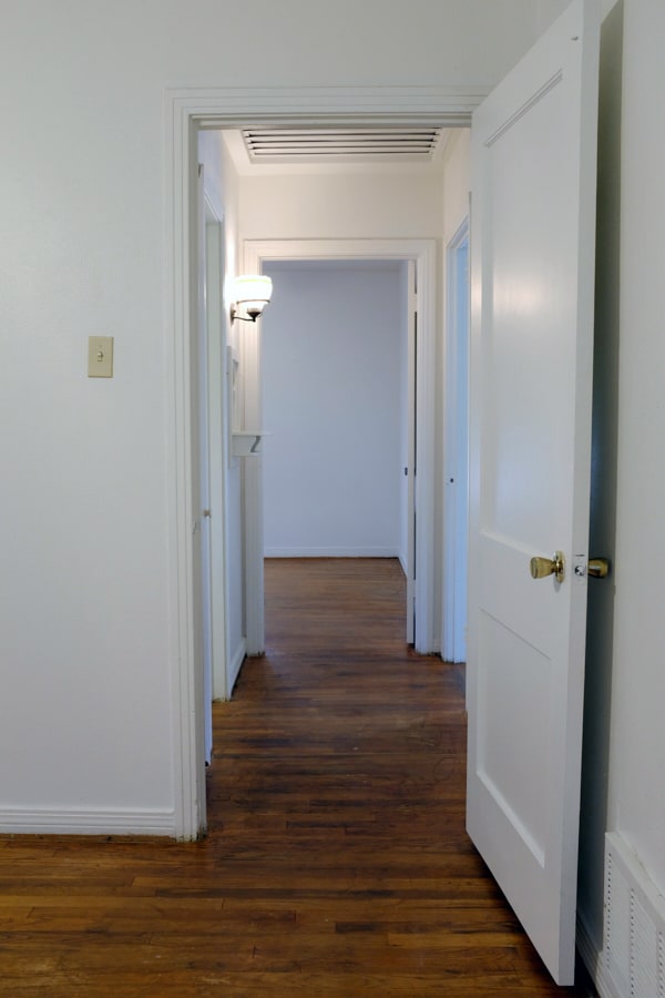 Hall connecting bedrooms - 718 Cordell St