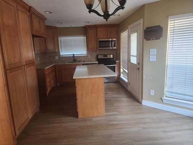 Building Photo - 9902 Kings Walk Round St