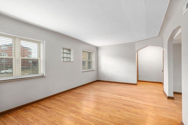 Building Photo - 5823 Lindenwood Ave