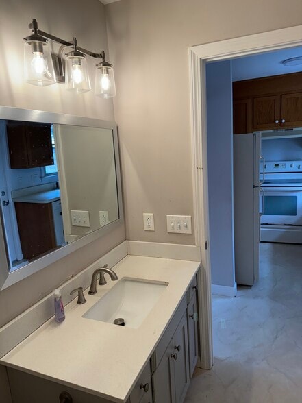 Half bath - 119 Springbrook Dr