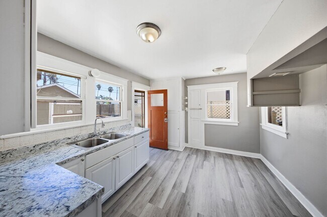 Building Photo - Classic Anaheim Living with Prime Location