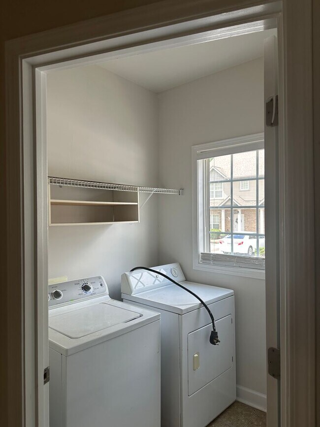 Building Photo - Beautiful townhome located minutes from Ch...
