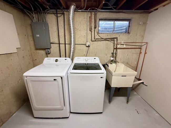 Building Photo - 746 N Glenwood Pl