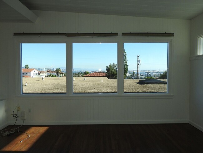 Building Photo - WOW views from this classic 3 bed 2 bath home