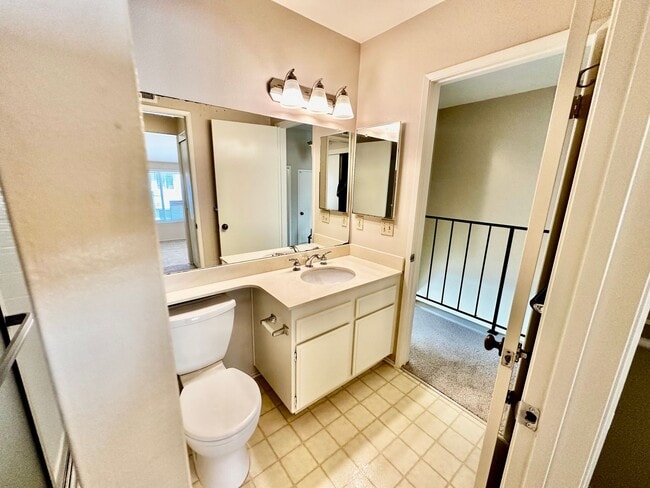 Building Photo - Spacious La Jolla 2BR/1.5BA Townhouse with Garage Parking