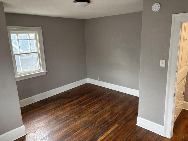 Building Photo - 1302 E 12th St