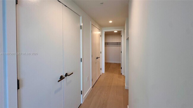 Building Photo - 9201 E Bay Harbor Dr