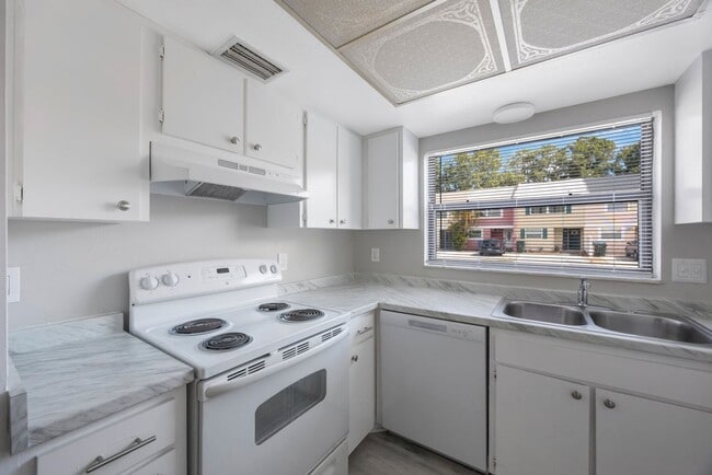 Building Photo - Renovated Town Home 2 bedroom 1.5 bath ** ...