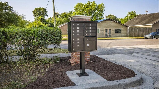 Building Photo - 609 Nixon St