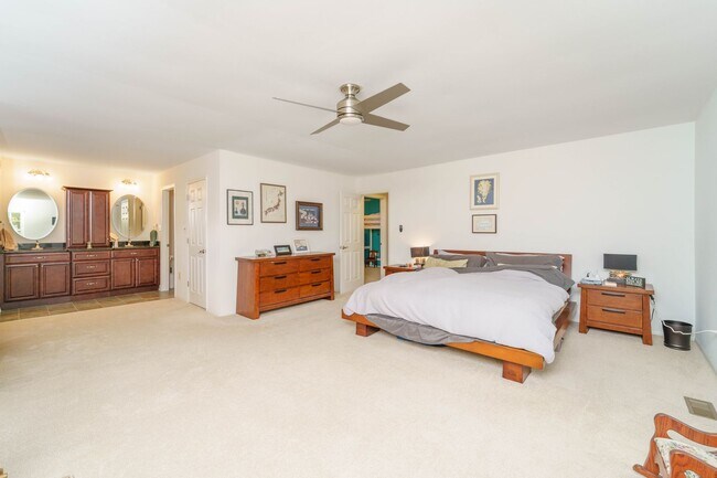 Building Photo - Meticulously Maintained 4 BR 2.5 BA Home in Burke, VA