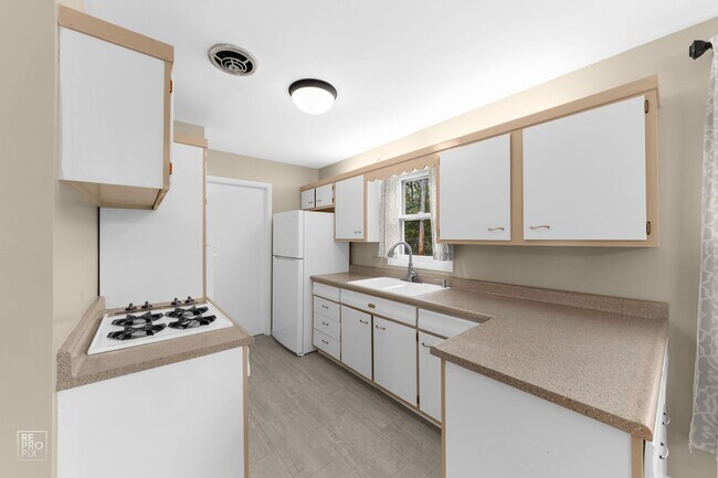 Building Photo - Gorgeous 3 Bedroom 2 Bath with FULL FINISHED BASEMENT in MUNDELEIN!