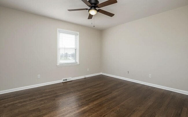 Building Photo - 305 Lakeshore Dr