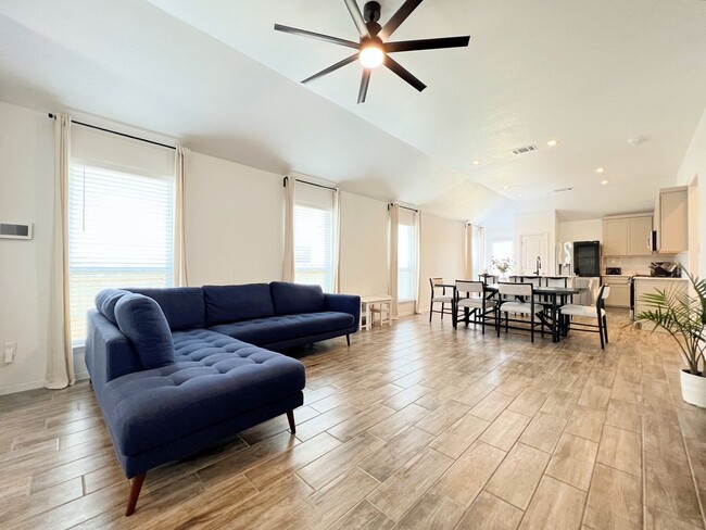 Building Photo - Modern and Beautiful - 3/BR and 2/BA Home ...