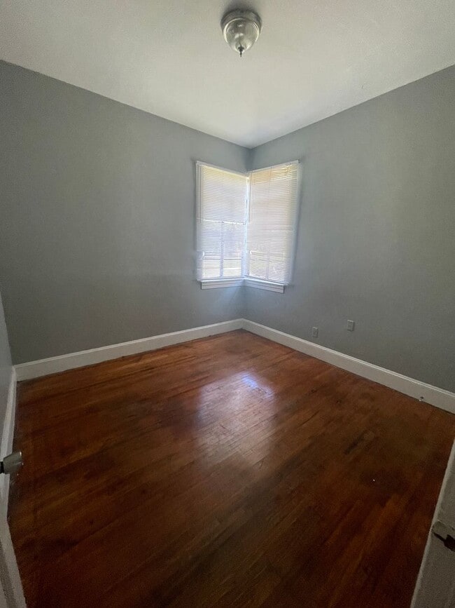 Building Photo - This 2 bed 1 bath duplex home is all brick...