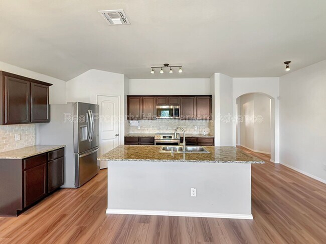 Building Photo - 1305 Savannah Ridge Dr