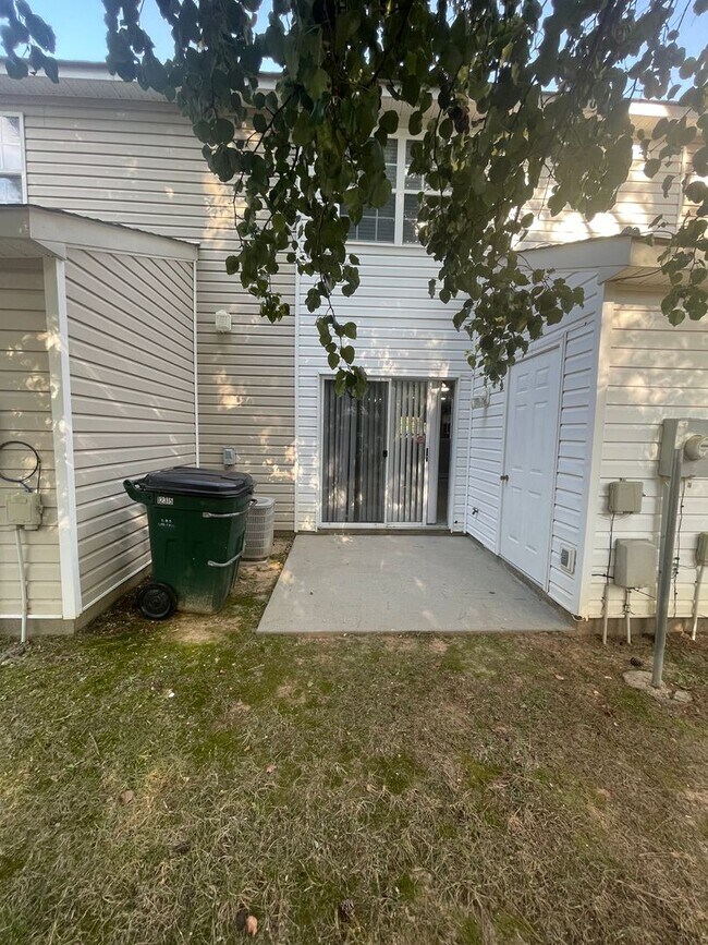 Building Photo - Adorable 2 bedroom 2.5 bathroom townhome |...