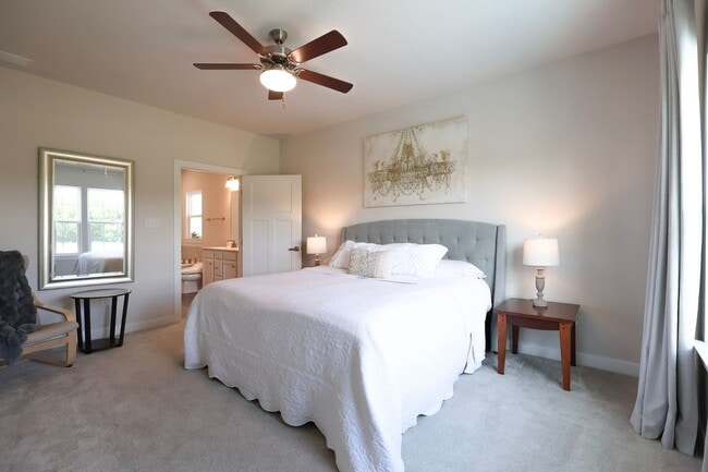 Building Photo - 4 Bedroom, 4 Bath Home w/Backyard Heated Pool overlooking Pearl's Fen