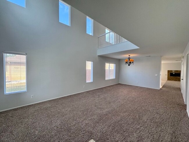 Building Photo - Spacious 4 Bedroom Home with a loft AND bo...