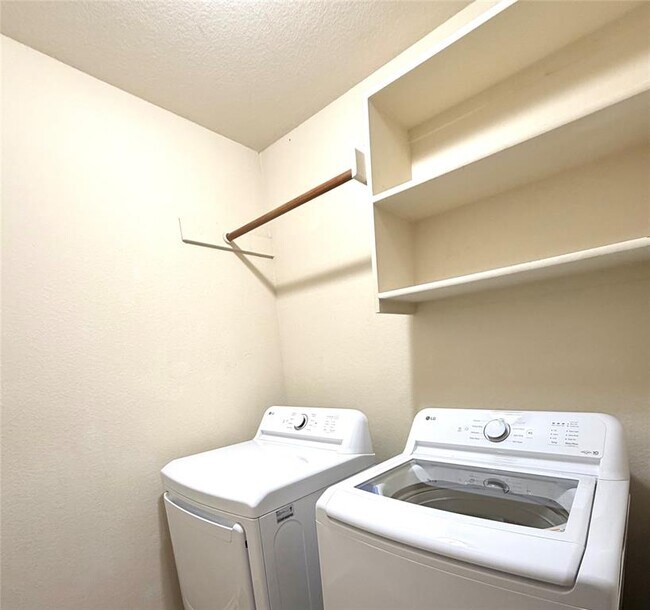 Building Photo - 2325 Clover Ridge Dr