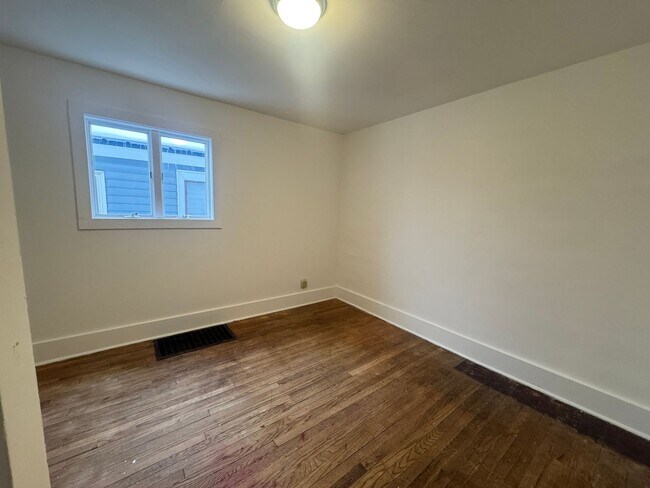 Building Photo - 213 Depeyster St