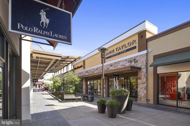 Building Photo - 13950 Estuary Dr