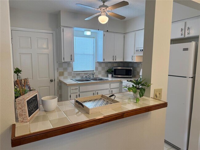 Building Photo - 5107 Park Lake Dr