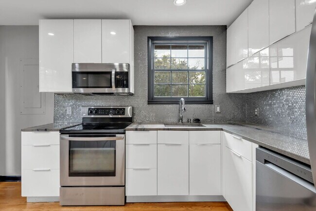 Building Photo - "Charming 3-Bedroom Haven with Gleaming Hardwood Floors in Vibrant Nashville Neighborhood!"