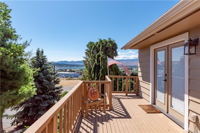 Building Photo - Amazing Views & Amazing 4 Bedroom/3 Bath H...